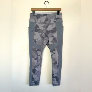 Athleta All In 7/8 Camo Leggings Size Medium
